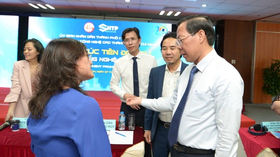 Chủ tịch UBND TPHCM Phan Văn Mãi trao đổi với nhà đầu tư. Ảnh: CAO THĂNG