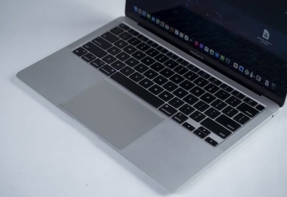 Bất chấp nhiều mặt hàng tăng giá, MacBook Air M1 giảm hơn 6 triệu đồng  ​ ảnh 2