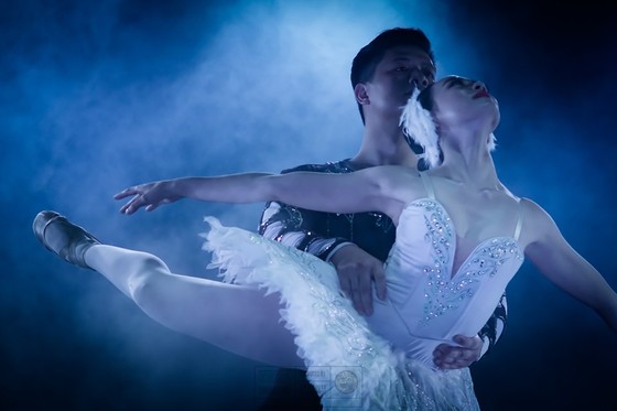 Đẹp ngỡ ngàng vở ballet Hồ Thiên Nga của nghệ sĩ Việt ảnh 1