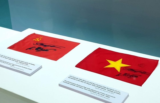 Trưng bày chuyên đề 'Tự hào 90 năm Đảng Cộng sản Việt Nam - Một chặng đường vẻ vang' ảnh 3
