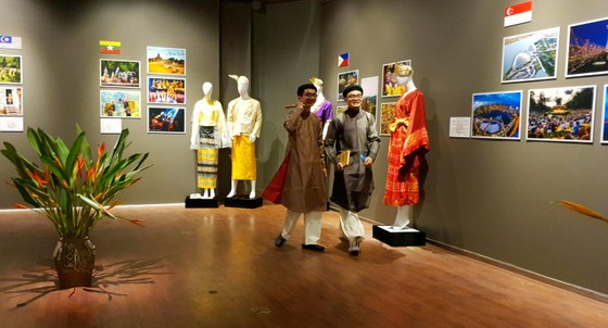 Khám phá sắc màu trang phục truyền thống ASEAN ảnh 2