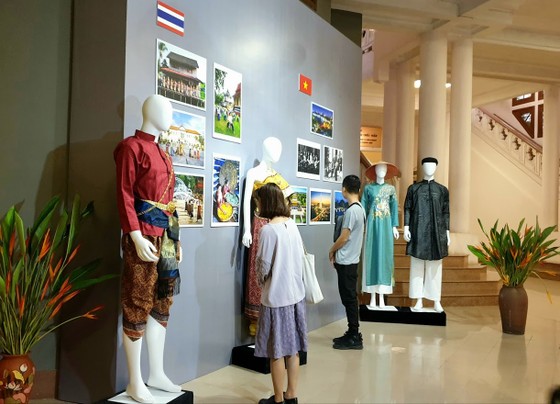 Khám phá sắc màu trang phục truyền thống ASEAN ảnh 1