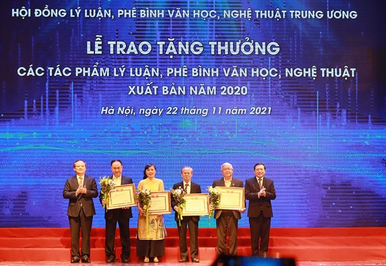 Nhà thơ Hữu Thỉnh được trao tặng giải thưởng dành cho tác phẩm lý luận phê bình văn học nghệ thuật ảnh 2