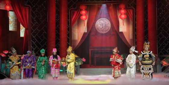 Táo quân 2022: Táo Y tế gây sốc với vũ điệu ngoáy mũi ảnh 1