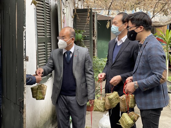 Quà Tết sớm tới những bệnh nhân "xóm" chạy thận ảnh 2