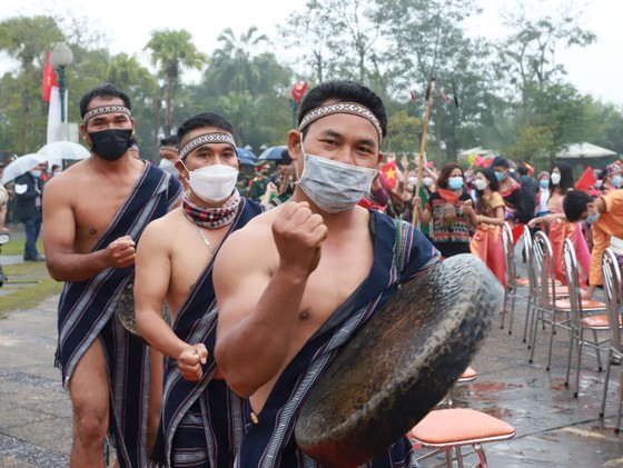 Chủ tịch nước Nguyễn Xuân Phúc tham dự Ngày hội Sắc xuân trên mọi miền Tổ quốc ảnh 8