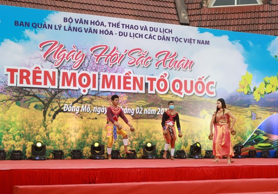 Chủ tịch nước Nguyễn Xuân Phúc tham dự Ngày hội Sắc xuân trên mọi miền Tổ quốc ảnh 9