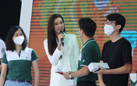 Hoa hậu Đỗ Thị Hà thừa nhận phải "trả nợ" 6 môn thi tại trường đại học ảnh 1