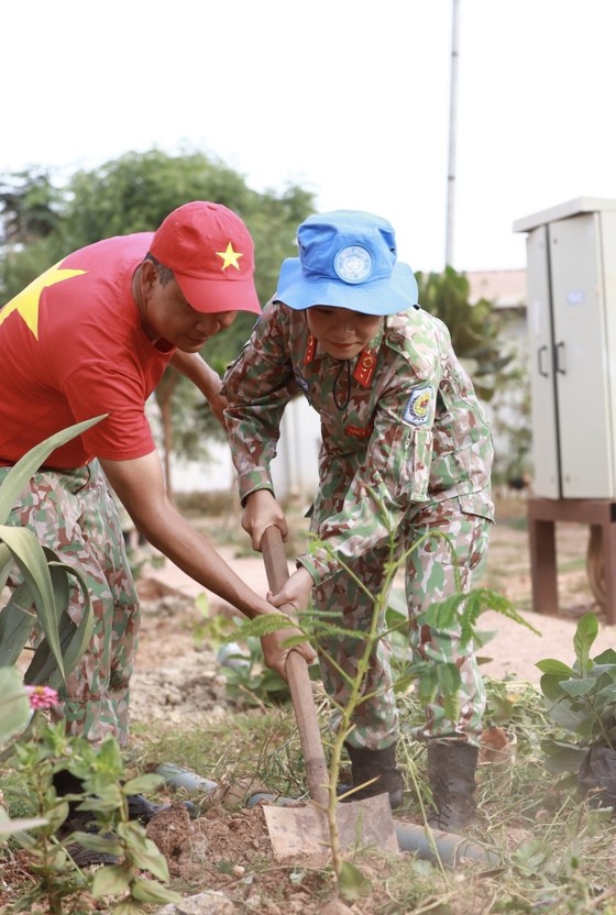 Chiến sĩ mũ nồi xanh trồng cây phủ xanh vùng đất khô cằn ở Nam Sudan ảnh 1