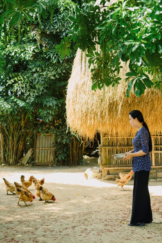 Dung dị và bình yên với 'Về miền ký ức' của sao mai Huyền Trang ảnh 1