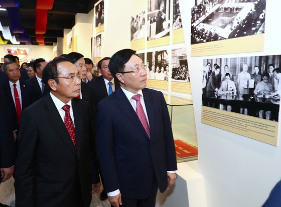 Trưng bày gần 500 tư liệu, hiện vật quý về quan hệ hữu nghị, đoàn kết đặc biệt Việt Nam- Lào ảnh 2