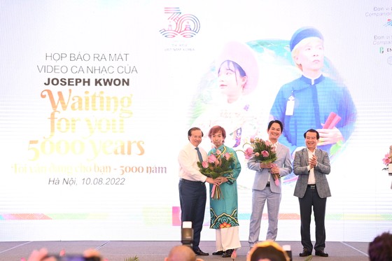 Ca sĩ Hàn Quốc qua 19 tỉnh, thành Việt Nam để thực hiện MV ca nhạc, Joseph Kwon, Hội An, Mũi Né, TPHCM ảnh 4