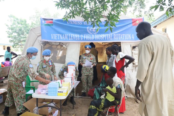 Khám và tặng thuốc chữa bệnh thiết yếu cho dân nghèo tại Nam Sudan ảnh 2