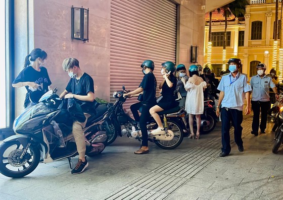 公安驅散不遵守5K人群 ảnh 1