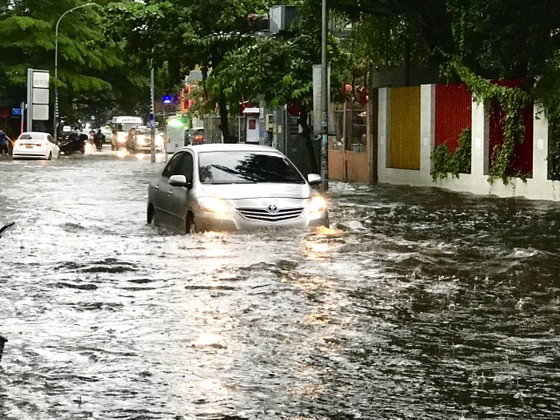 本市暴雨後多條街受淹   交通混亂 ảnh 3
