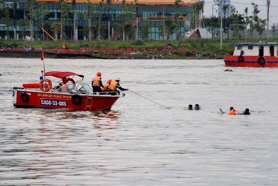 Tàu khách đâm tàu du lịch chìm trên sông Sài Gòn, cứu sống 118 người  ảnh 4