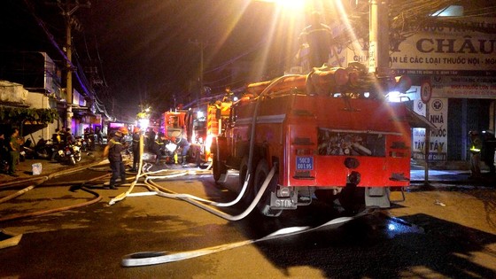 Vụ cháy lớn tại quận Tân Phú: Cảnh sát PCCC trắng đêm dập lửa ảnh 2