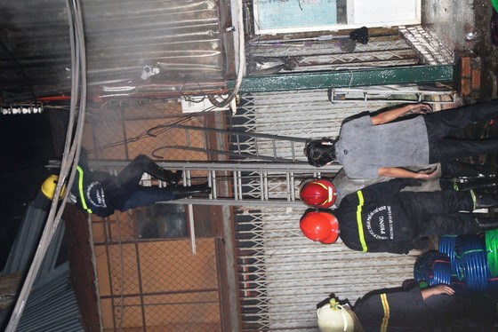 Vụ cháy lớn tại quận Tân Phú: Cảnh sát PCCC trắng đêm dập lửa ảnh 4