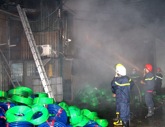 Vụ cháy lớn tại quận Tân Phú: Cảnh sát PCCC trắng đêm dập lửa ảnh 6