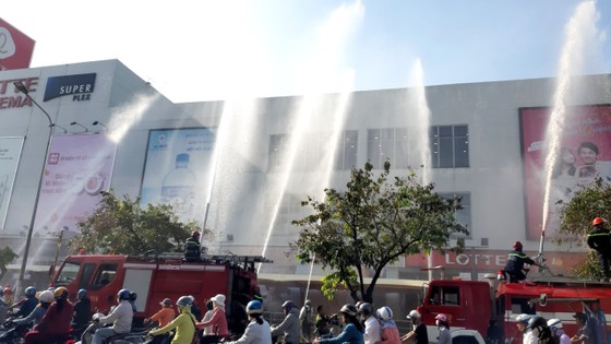 Hơn 200 người diễn tập chữa cháy, cứu 10 người mắc kẹt trong đám cháy ở trung tâm thương mại ảnh 4