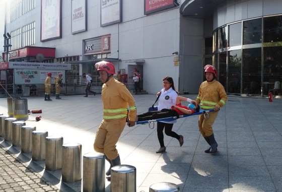Hơn 200 người diễn tập chữa cháy, cứu 10 người mắc kẹt trong đám cháy ở trung tâm thương mại ảnh 6