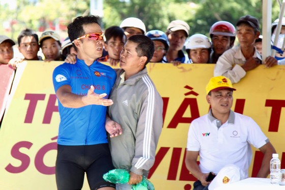 Giải xe đạp quốc tế VTV 2017: Lê Văn Duẩn phản ứng trọng tài