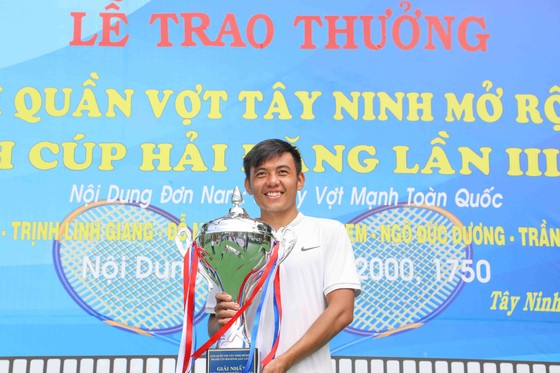 Lý Hoàng Nam bên chiếc Cúp vô địch