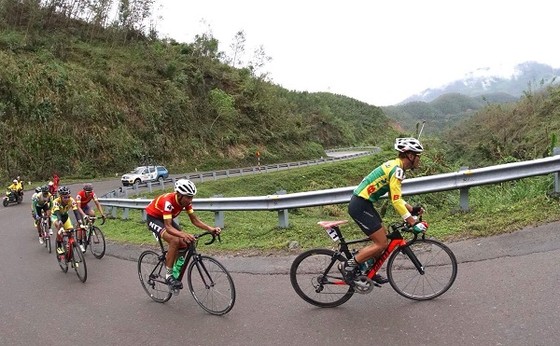 Các tay đua đang chinh phục đèo Phượng Hoàng tại cuộc đua xe đạp BTV cúp 2017 chặng đua Nha Trang - Buôn Mê Thuột. Ảnh: HOÀNG HÙNG 