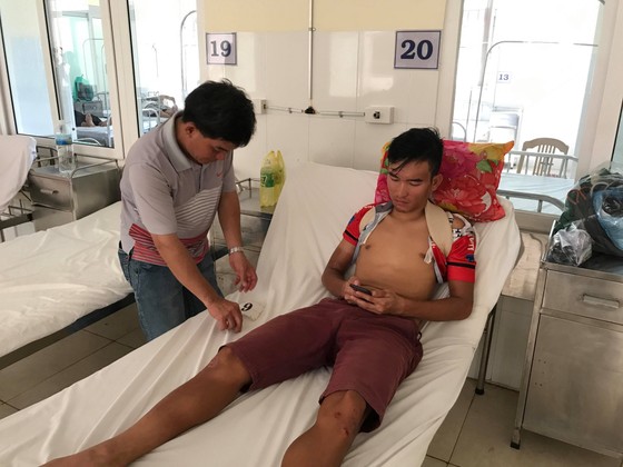 Nguyễn Minh Luận đang ở trong bệnh viện chăm sóc. Ảnh: HOÀNG HÙNG