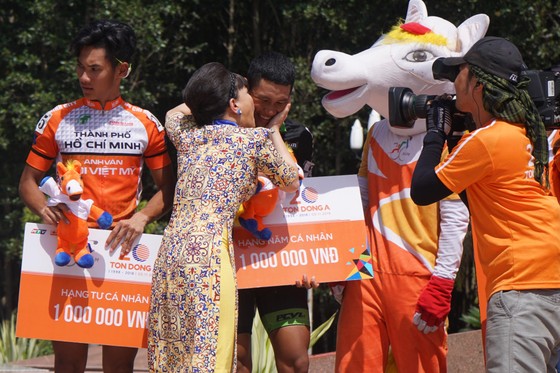 Cúp Truyền hình TPHCM 2018: Danh hài Việt Hương thán phục các VĐV xe đạp ảnh 1