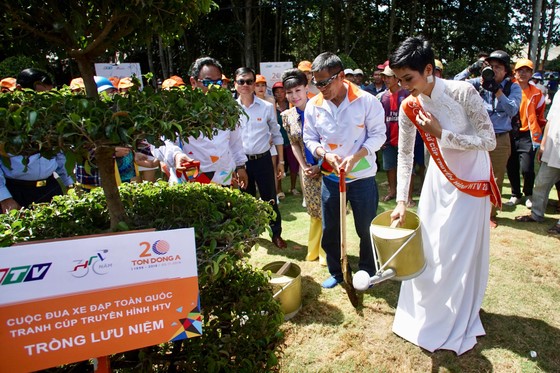 Cúp Truyền hình TPHCM 2018: Danh hài Việt Hương thán phục các VĐV xe đạp ảnh 4