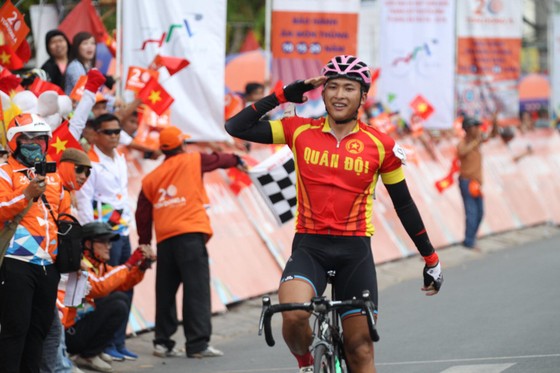 Nguyễn Huỳnh Phú Lộc ăn mừngmừng chiến thắng tại đích đến. Ảnh: HOÀNG HÙNG