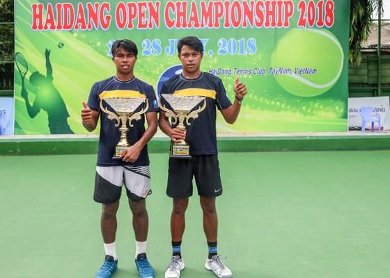 Hai tay vợt Thái Lan với Cúp vô địch.
