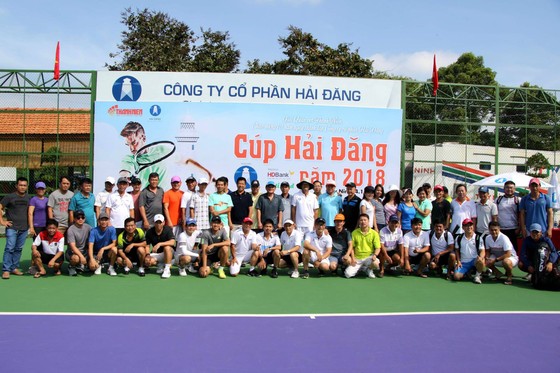 Mẹ ngôi sao quần vợt Lý Hoàng Nam tung hoành trên sân quần vợt phong trào ảnh 2