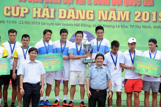 Đội Hải Đăng Tây Ninh với chiếc Cúp vô địch. 