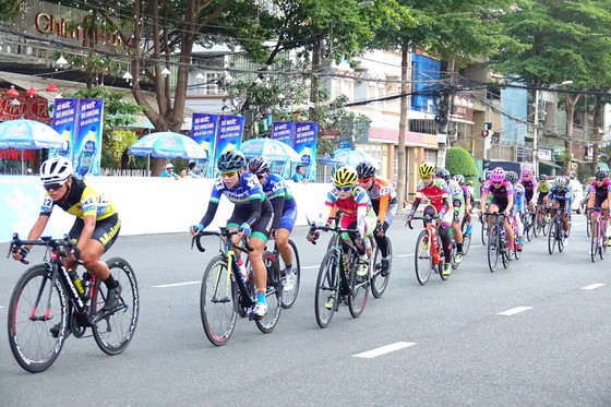 Cuộc đua xe đạp nữ Truyền hình An Giang 2019: Á quân SEA Games Som Net bứt phá chặng đầu ảnh 2