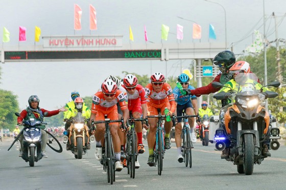 Giải xe đạp ĐBSCL: Áo vàng Jordan Parra hoàn thành cú hattrick ảnh 1