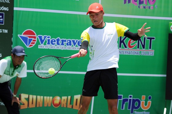 Tay vợt Phạm Minh Tuấn gặt hái thành công cùng TPHCM. 