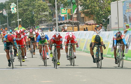 Giải xe đạp ĐBSCL: Áo vàng Jordan Parra tiếp tục thống trị về nước rút ảnh 2