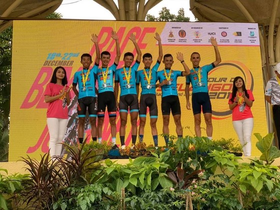 Đội Bike Life Đồng Nai trên bục nhận thưởng tại giải Malaysia. 