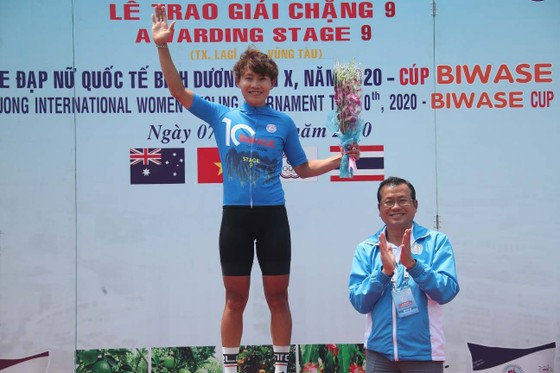 Tay đua Thái Lan Somrat mặc Áo vàng chung cuộc giải xe đạp nữ quốc tế Biwase  ảnh 2