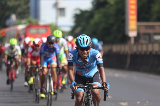 Tay đua Nguyễn Tấn Hoài xuất sắc đòi lại Áo vàng giải xe đạp Cúp Truyền hình ảnh 1