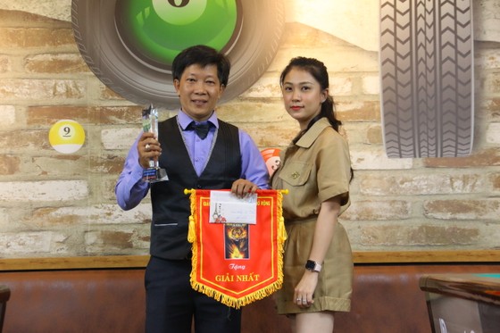 Cơ thủ Nguyễn Hữu Tú giành chức vô địch. 