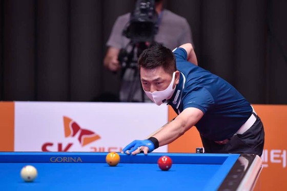 Cơ thủ Mã Minh Cẩm đeo khẩu trang khi thi đấu giải tại Hàn Quốc