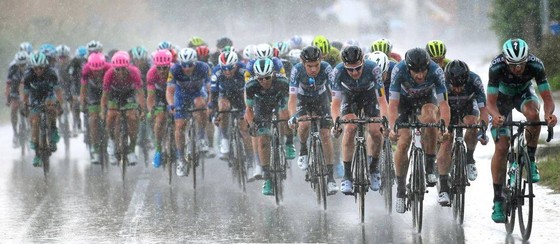Giải xe đạp Giro d’Italia không loại đội đua vì Covid-19 như Tour de France