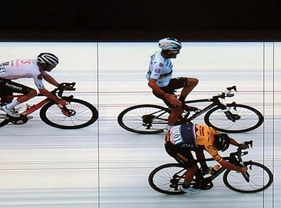 Chủ quan ăn mừng sớm, nhà vô địch thế giới Alaphilippe đánh rơi chiến thắng chặng đua xe đạp Bỉ ảnh 1