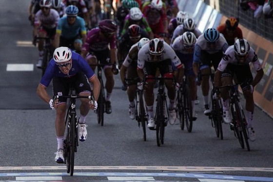 Giải xe đạp Giro d’Italia: Áo hồng Almeida bị đụng ngã nhưng vẫn bình an ảnh 1