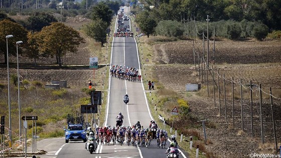 Chấn thương hàng loạt trong 4 tai nạn của chặng đua có tốc độ trung bình kỷ lục giải xe đạp Giro ảnh 1