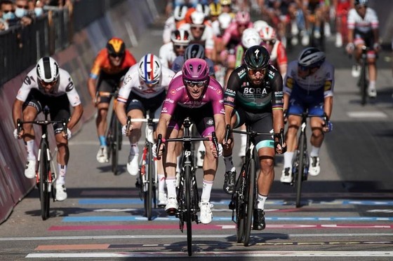 Chấn thương hàng loạt trong 4 tai nạn của chặng đua có tốc độ trung bình kỷ lục giải xe đạp Giro ảnh 3