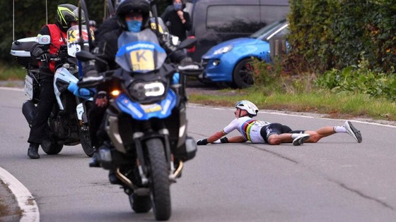 Nhà VĐTG Julian Alaphilippe bị gãy tay ở cuộc đua xe đạp nước Bỉ ảnh 1